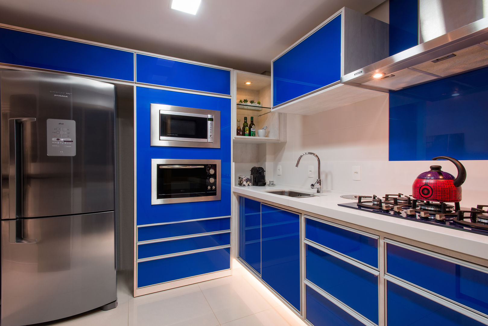 Deu azul, Caroline Vargas | C. Arquitetura Caroline Vargas | C. Arquitetura モダンな キッチン