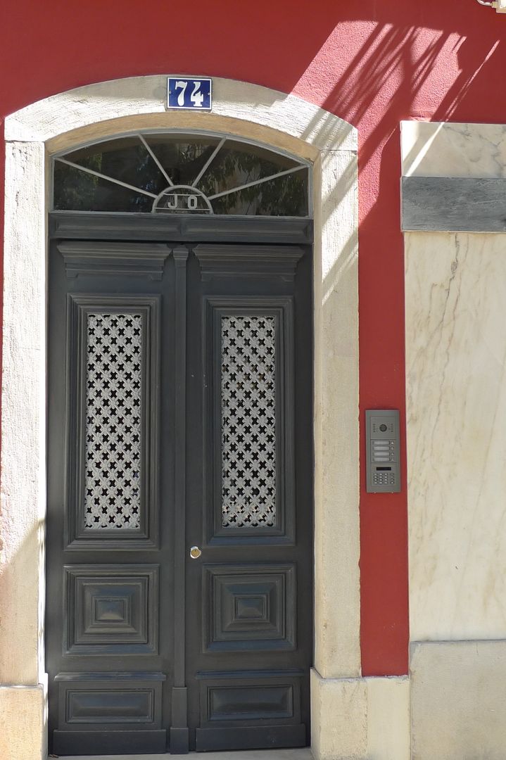 Alcantara Red Houses, Lisbon 2013, QFProjectbuilding, Unipessoal Lda QFProjectbuilding, Unipessoal Lda Classic style windows & doors Solid Wood Multicolored