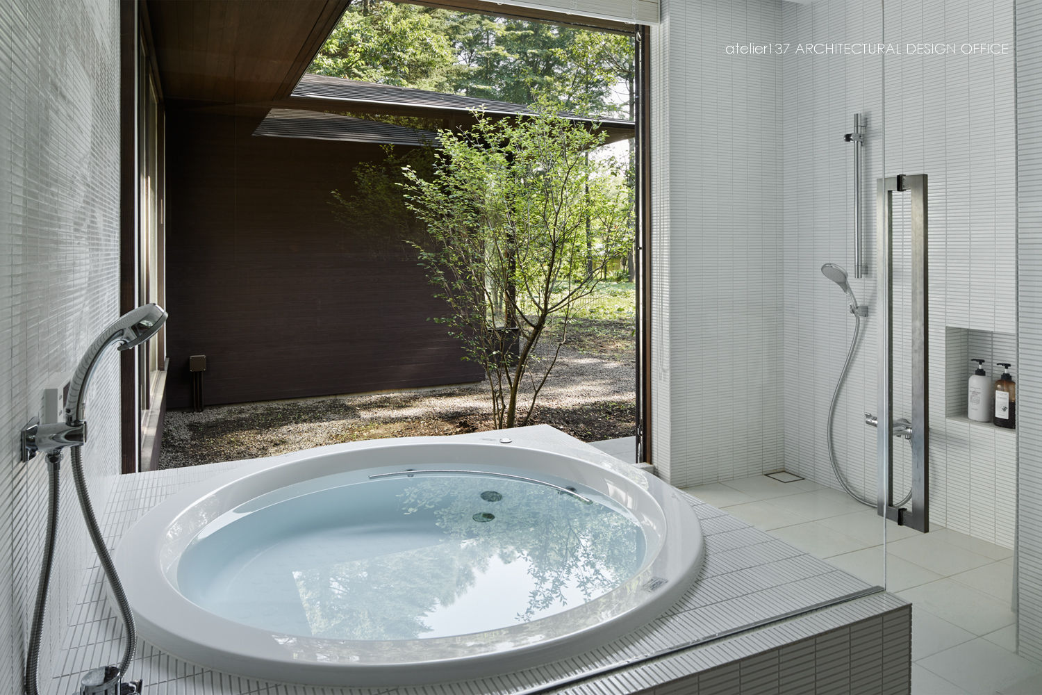 浴室～041軽井沢Mさんの家 atelier137 ARCHITECTURAL DESIGN OFFICE モダンな スパ セラミック 浴室,露天風呂,眺望