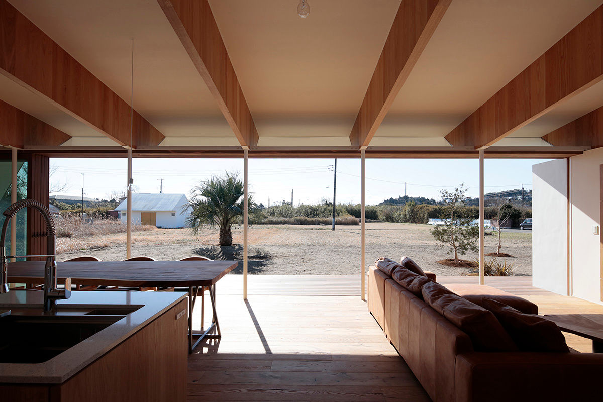 いつも日なた、いつも日かげの家, 桑原茂建築設計事務所 / Shigeru Kuwahara Architects 桑原茂建築設計事務所 / Shigeru Kuwahara Architects Modern living room