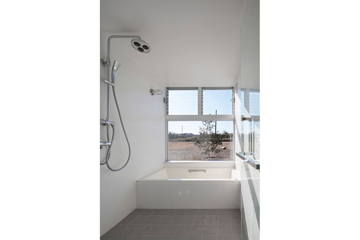 いつも日なた、いつも日かげの家, 桑原茂建築設計事務所 / Shigeru Kuwahara Architects 桑原茂建築設計事務所 / Shigeru Kuwahara Architects Modern bathroom