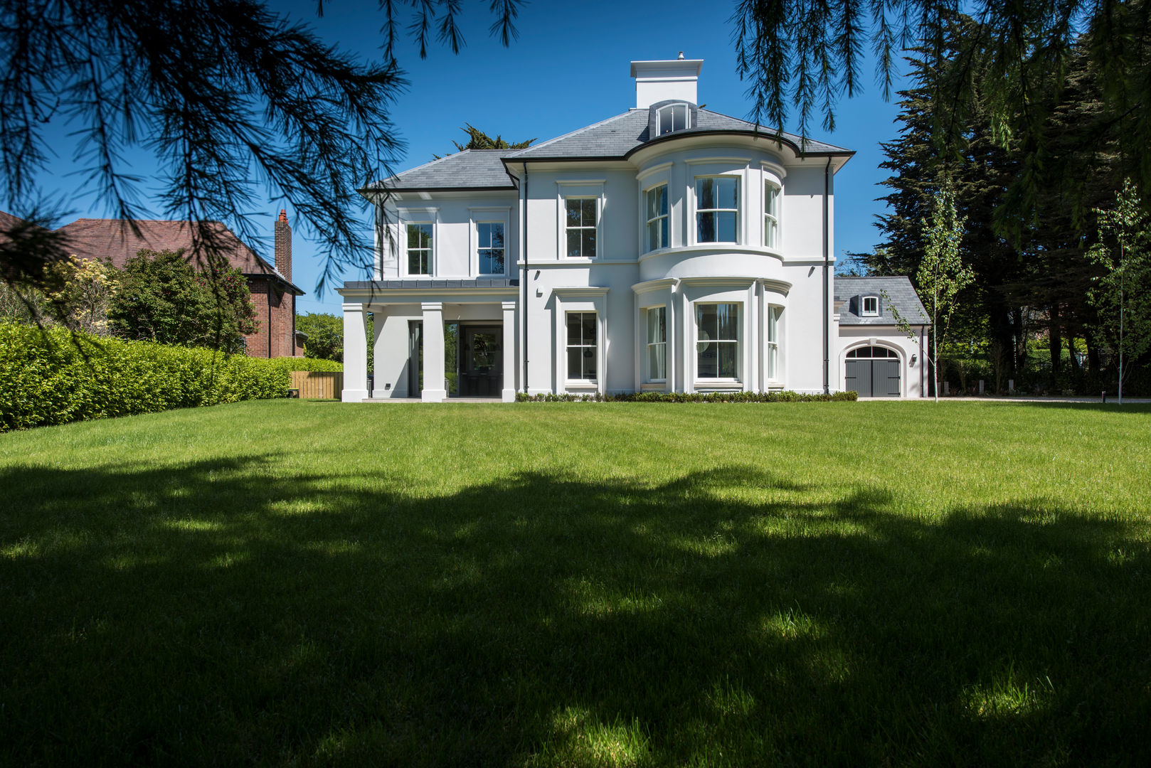 Modern classical villa with curved bay and elliptical staircase, Des Ewing Residential Architects Des Ewing Residential Architects Classic style houses