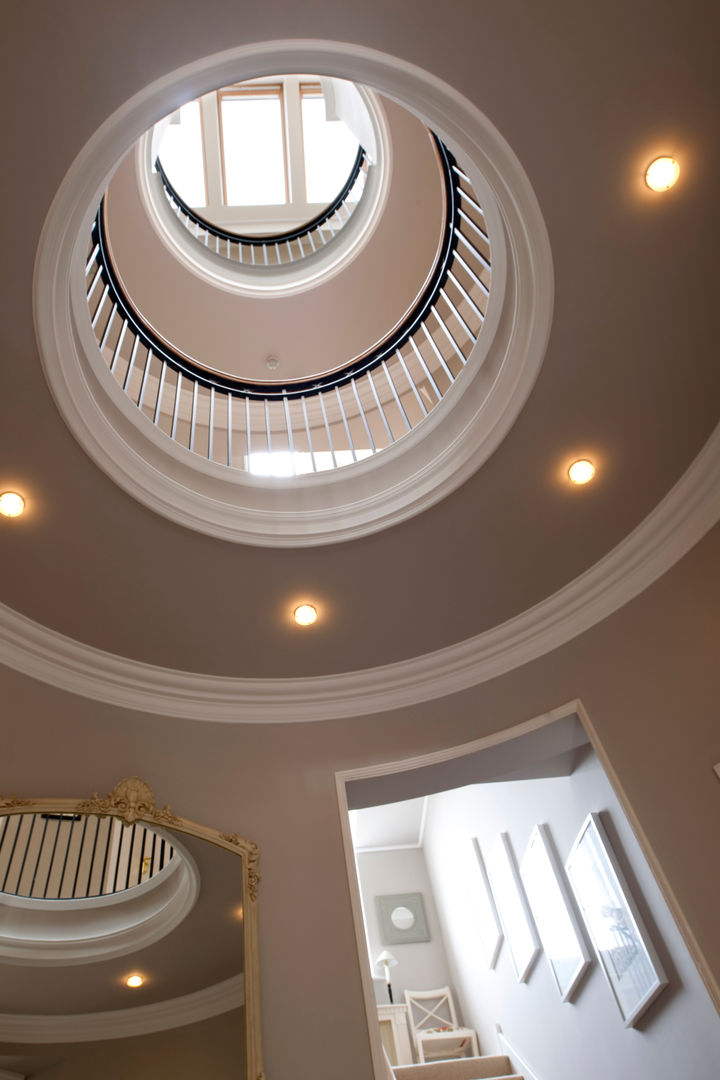 Circular atrium lit from above forms central circulation space to this Italian inspired mansion, Des Ewing Residential Architects Des Ewing Residential Architects Klasik Koridor, Hol & Merdivenler