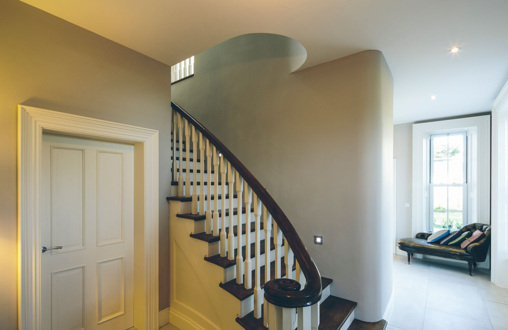 Modest simple classical family home, Des Ewing Residential Architects Des Ewing Residential Architects Classic style corridor, hallway and stairs