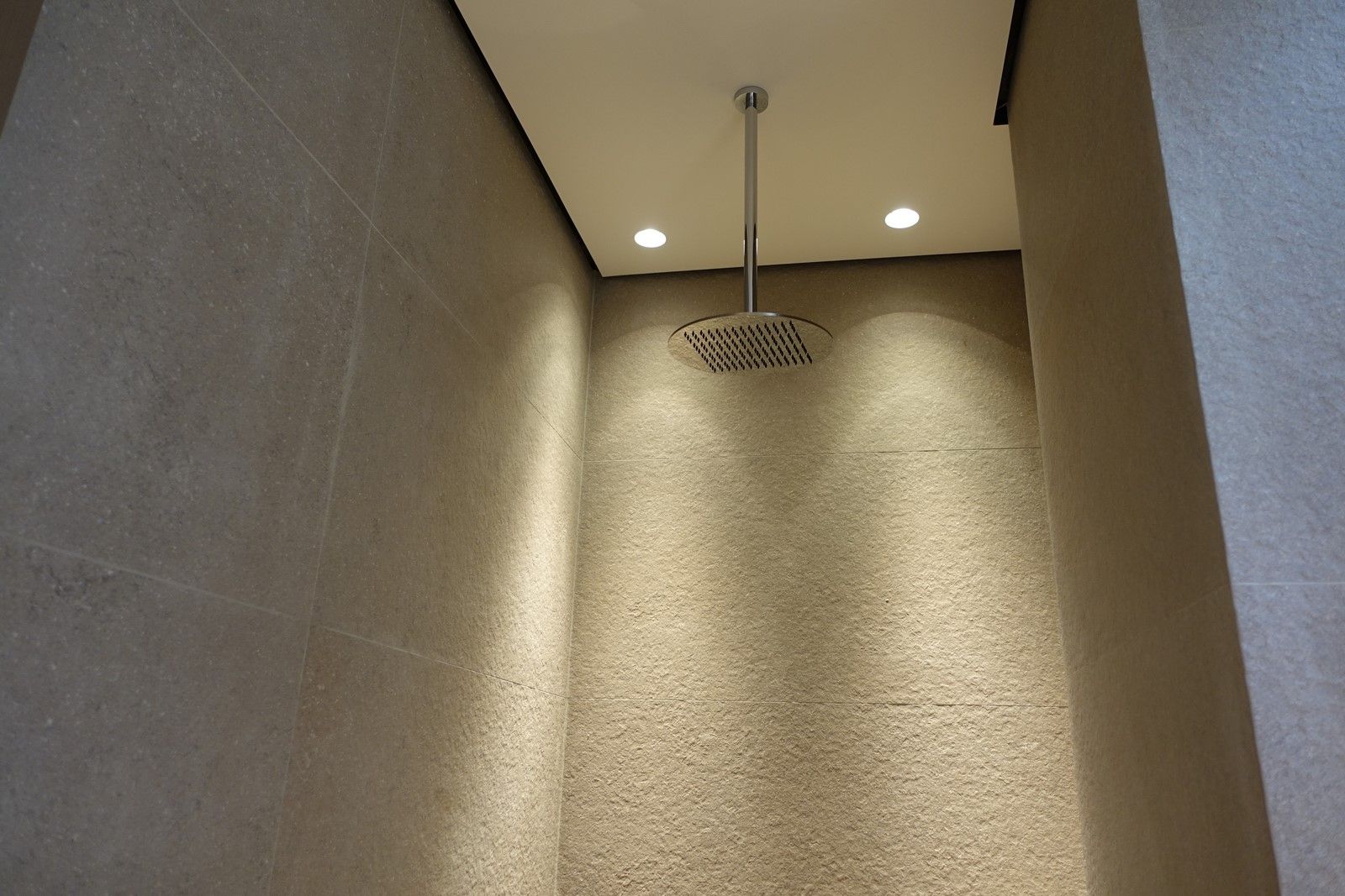 Plafond suspendu dans la douche avec ciel de pluie suspendu homify Salle de bain moderne