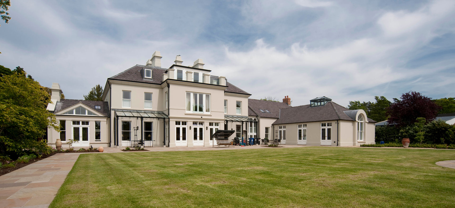 A classically styled dwelling with a modern sentiment, located within an Area of Townscape Character, Des Ewing Residential Architects Des Ewing Residential Architects Casas clássicas