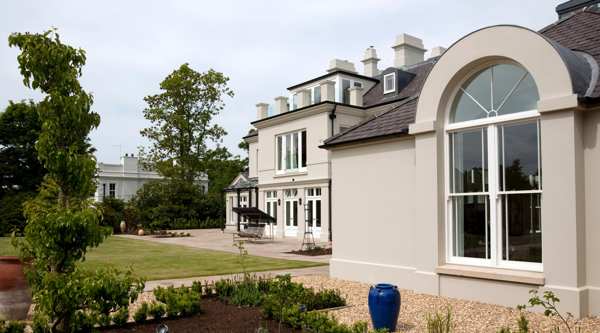 A classically styled dwelling with a modern sentiment, located within an Area of Townscape Character, Des Ewing Residential Architects Des Ewing Residential Architects Classic style houses