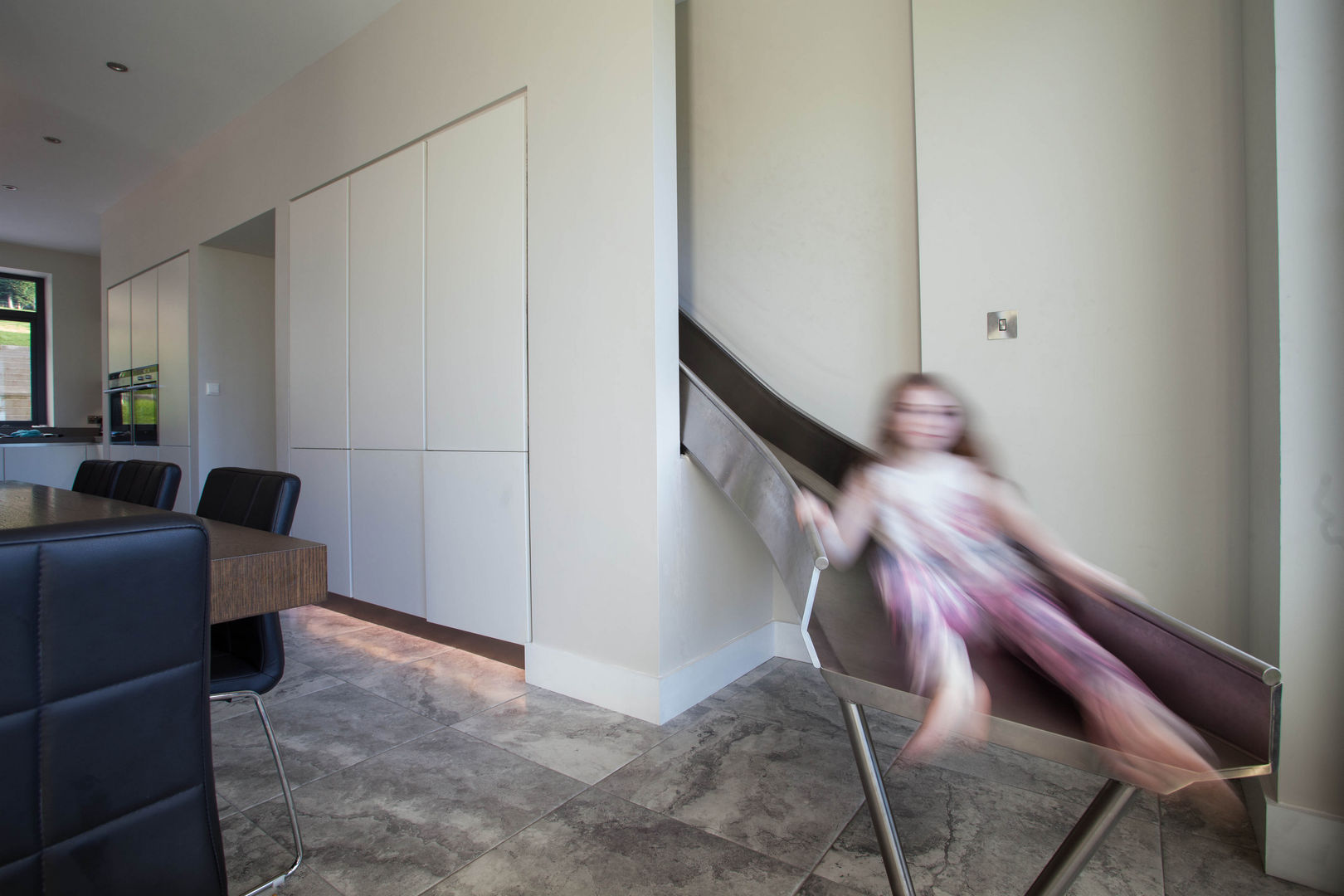 Modern fun house is children's favourite, Des Ewing Residential Architects Des Ewing Residential Architects Modern kitchen