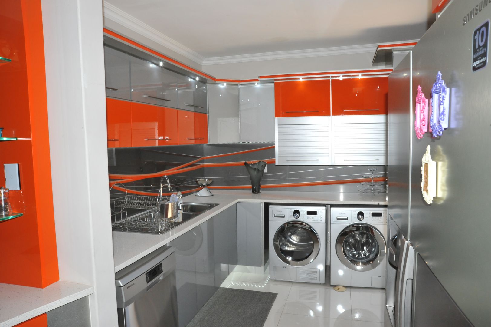 Orange and Silver Niemann Kitchen with Cesar Stone Work Tops., Expert Kitchens and Interiors Expert Kitchens and Interiors 現代廚房設計點子、靈感&圖片