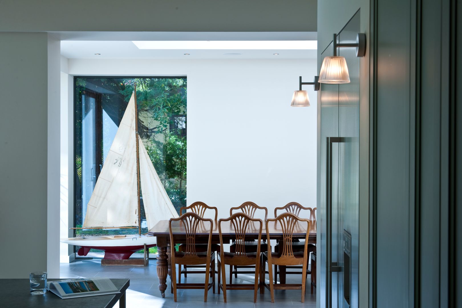 Extension with silicon-jointed glazing brings the outside in to this restored Victorian house, Des Ewing Residential Architects Des Ewing Residential Architects Modern dining room