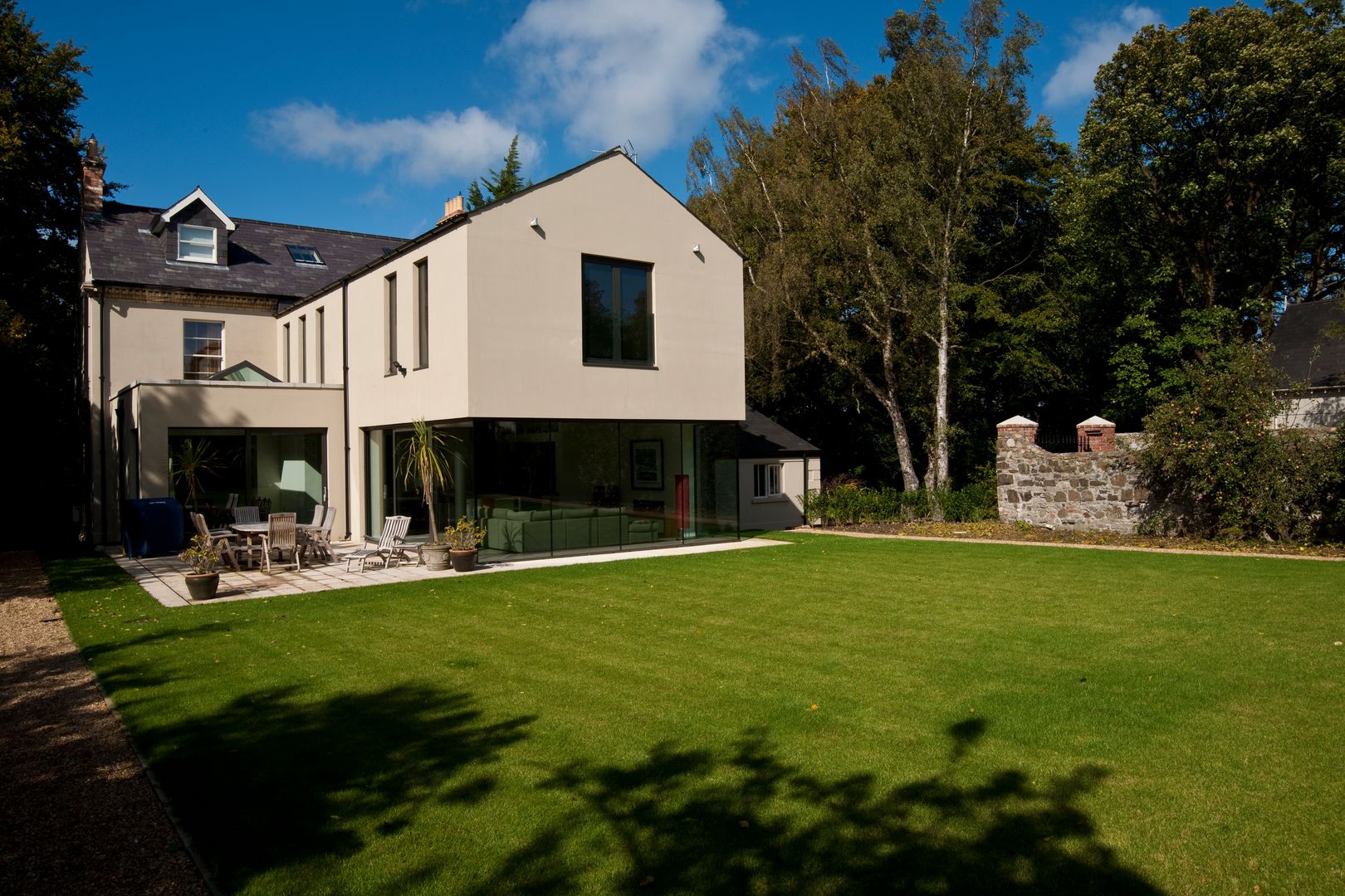 Extension with silicon-jointed glazing brings the outside in to this restored Victorian house, Des Ewing Residential Architects Des Ewing Residential Architects Modern houses