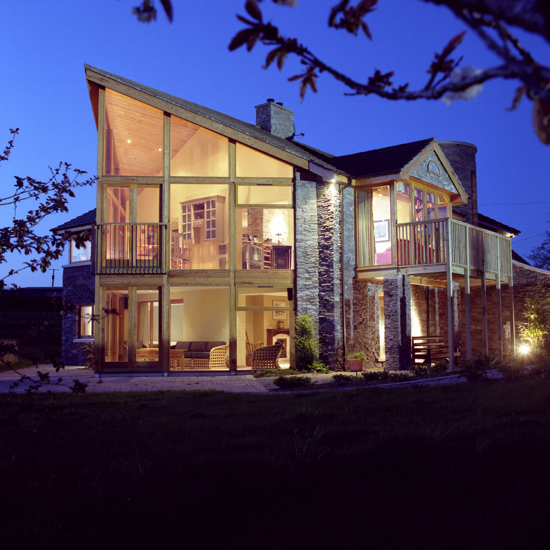 Transformation of a 1960's style suburban home into a contemporary lakeside lodge, Des Ewing Residential Architects Des Ewing Residential Architects Rumah Modern