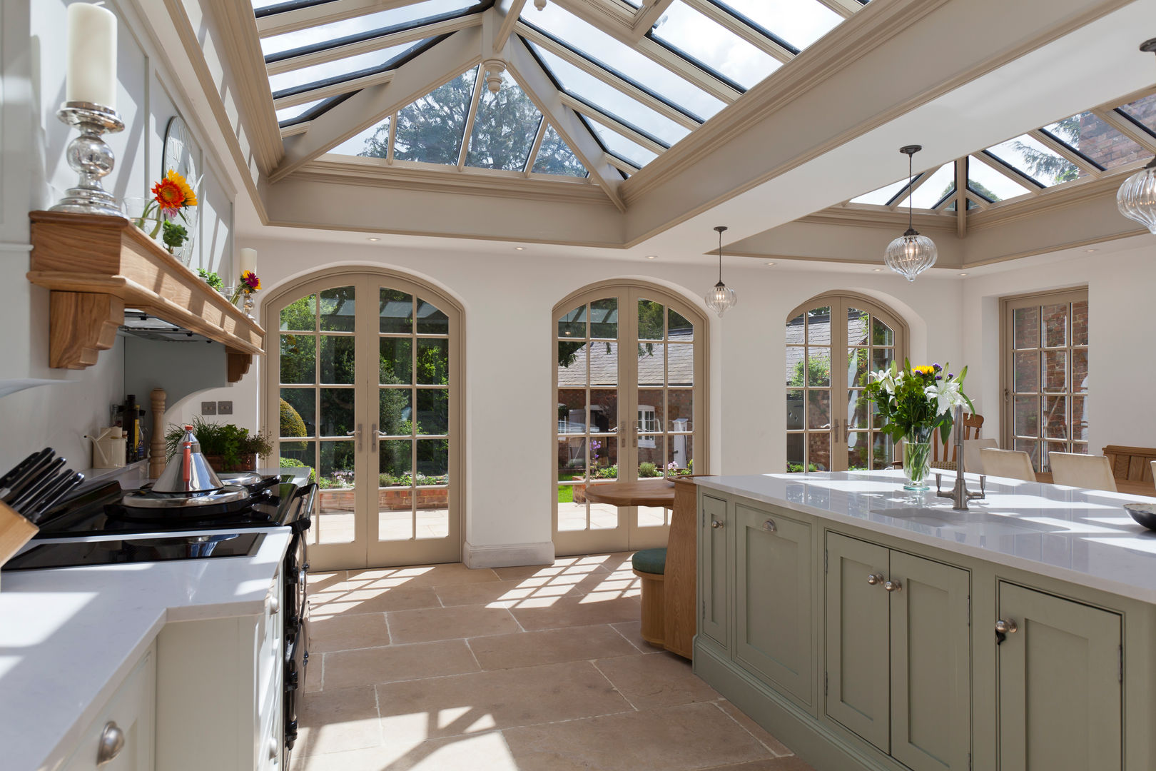 Luxurious Kitchen Diner Conservatory Vale Garden Houses 컨트리스타일 온실 우드 우드 그레인 conservatory,orangery,garden room,outdoor,bespoke,timber,aluminium,glass,roof light,roof light