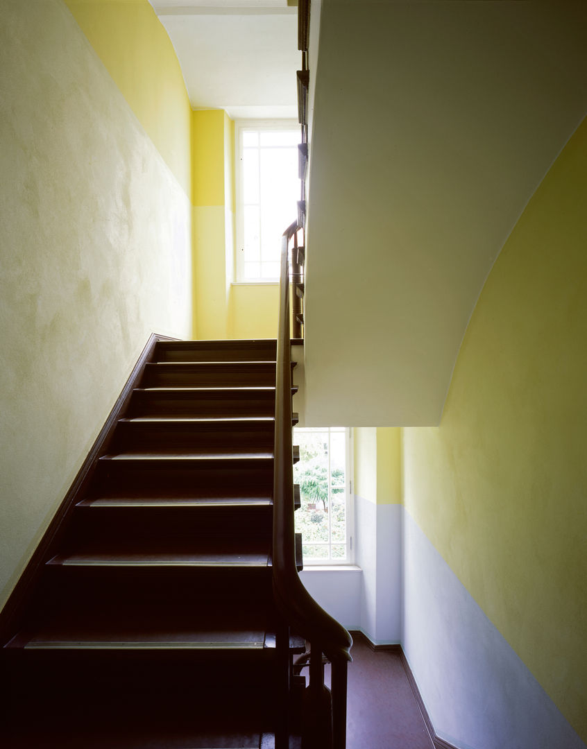 colourful staircase brandt+simon architekten Modern Corridor, Hallway and Staircase