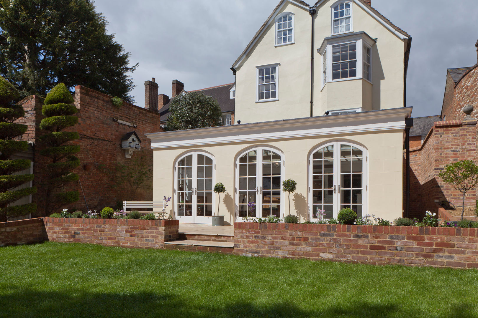 Luxurious Kitchen Diner Conservatory Vale Garden Houses 컨트리스타일 온실 우드 우드 그레인 conservatory,orangery,garden room,outdoor,bespoke,timber,aluminium,glass,roof light,roof light