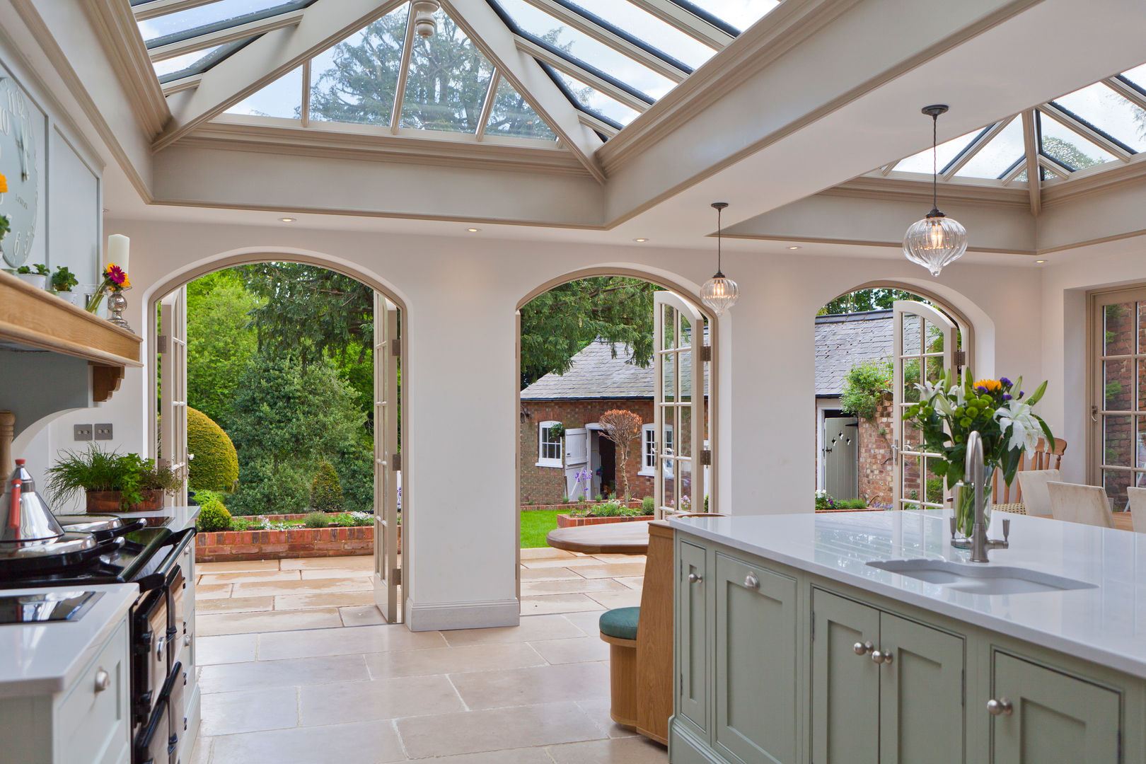 Luxurious Kitchen Diner Conservatory Vale Garden Houses 컨트리스타일 온실 우드 우드 그레인 conservatory,orangery,garden room,outdoor,bespoke,timber,aluminium,glass,roof light,roof light