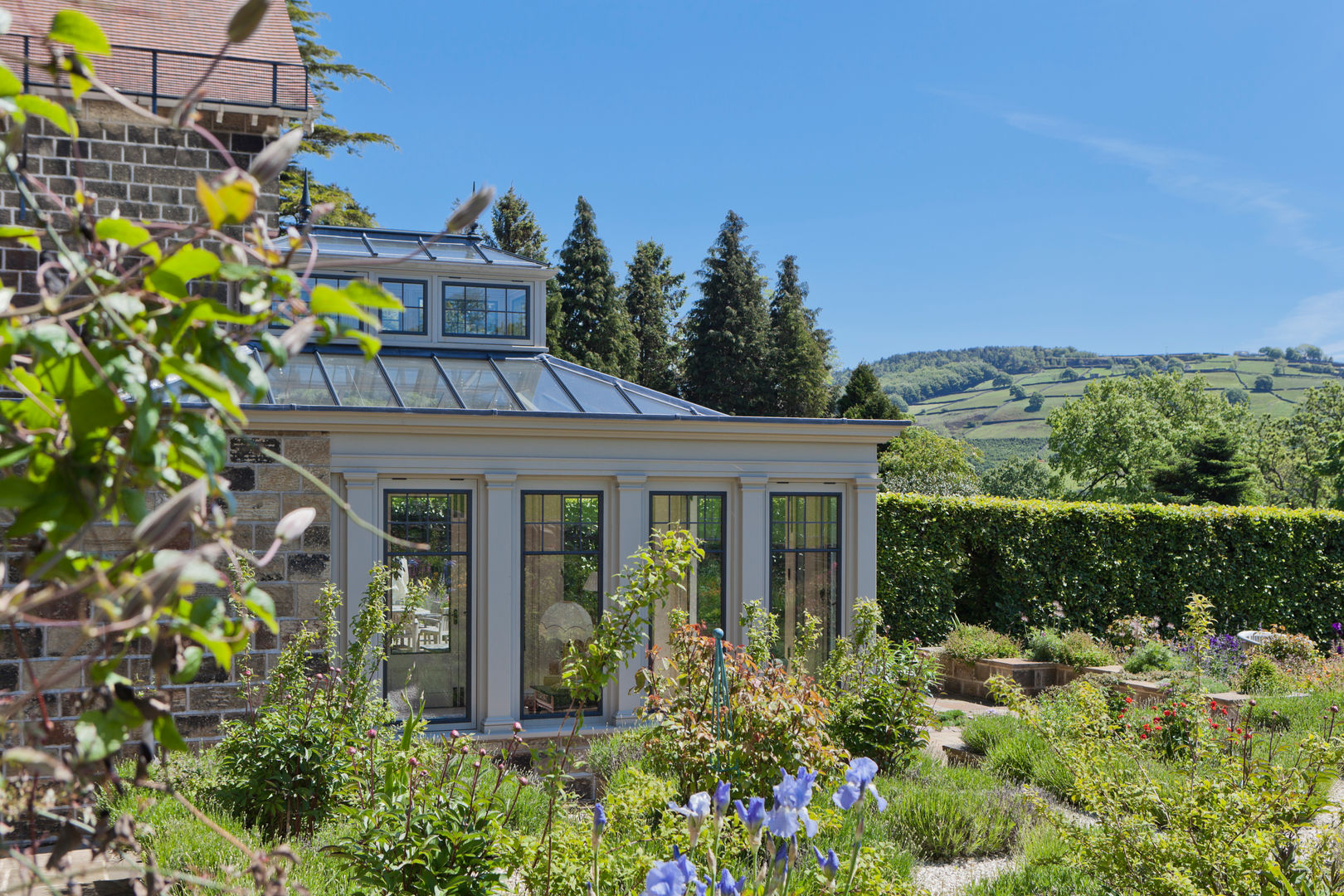 Conservatory with Bronze Casement Windows on a Period Farmhouse Vale Garden Houses Jardin d'hiver classique Bois Effet bois