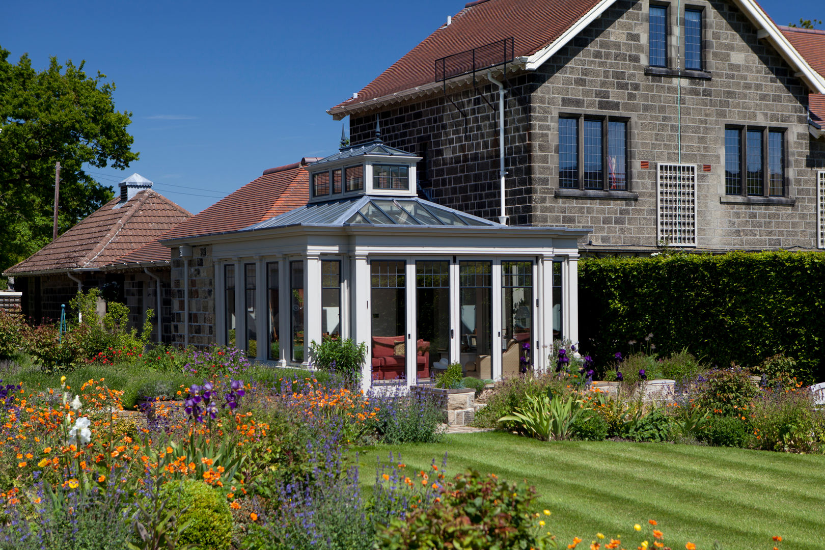 Conservatory with Bronze Casement Windows on a Period Farmhouse Vale Garden Houses Anexos de estilo clásico Madera Acabado en madera