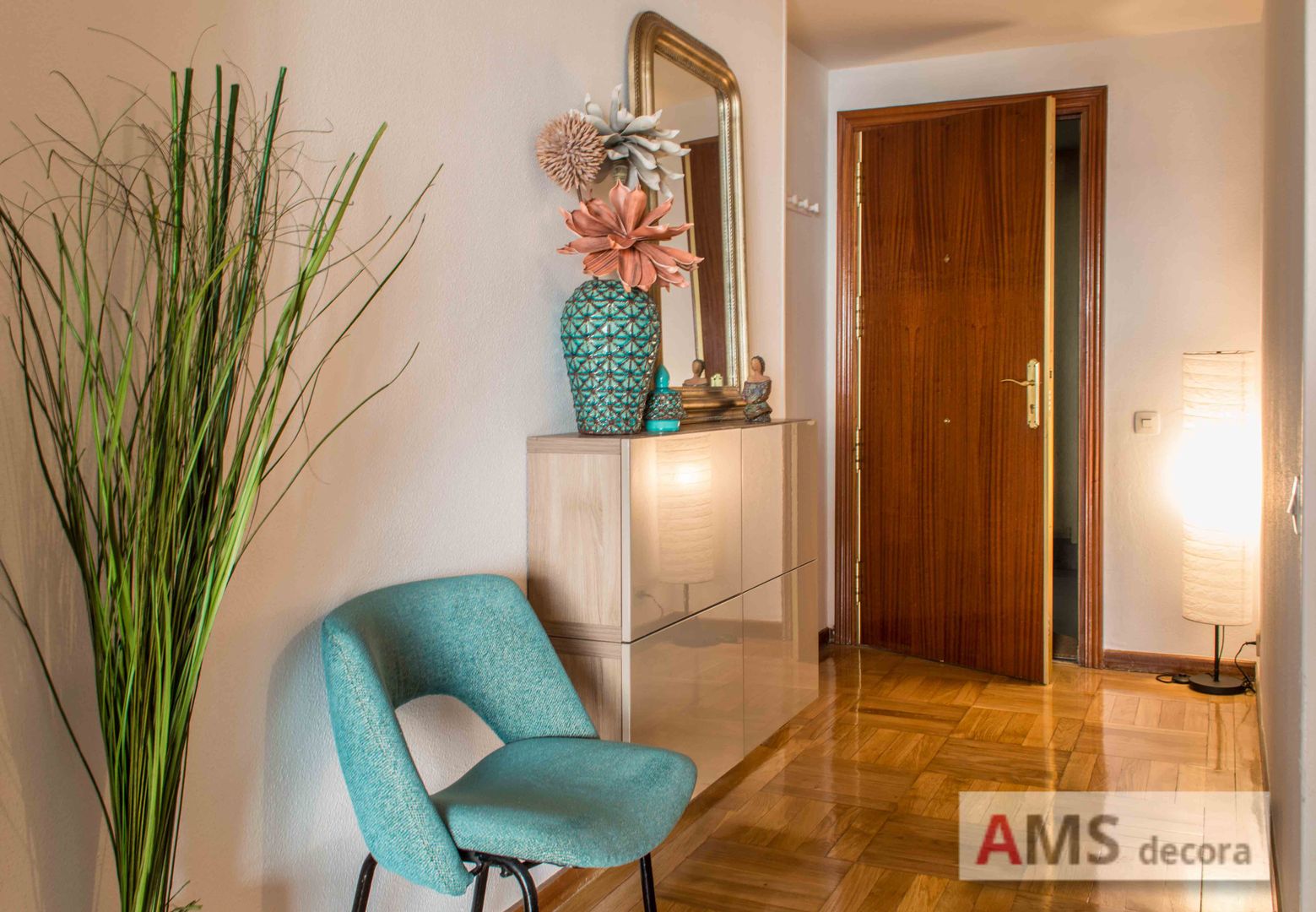Redecoración de Piso: Un ambiente completamente hogareño y cálido, AMS decora AMS decora Modern Koridor, Hol & Merdivenler Depo