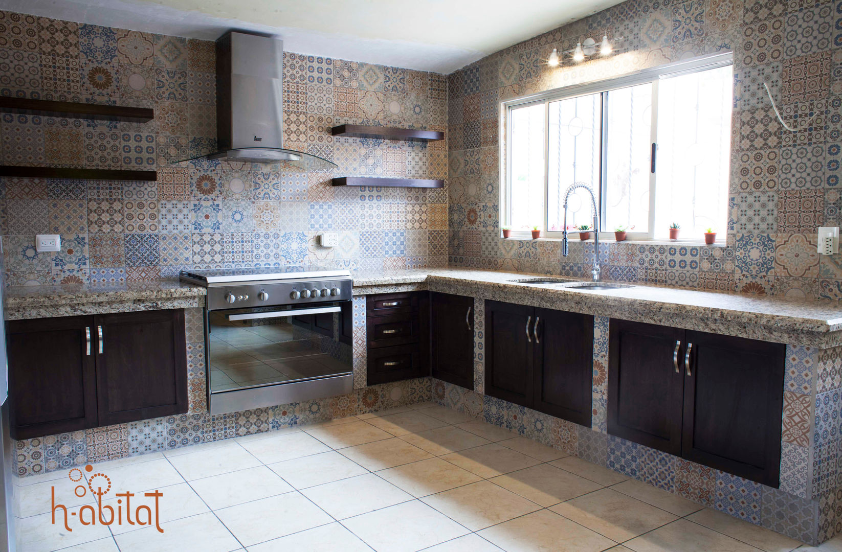 Cocina Moderna con azulejo Vintage, H-abitat Diseño & Interiores H-abitat Diseño & Interiores Кухни в эклектичном стиле Плитка