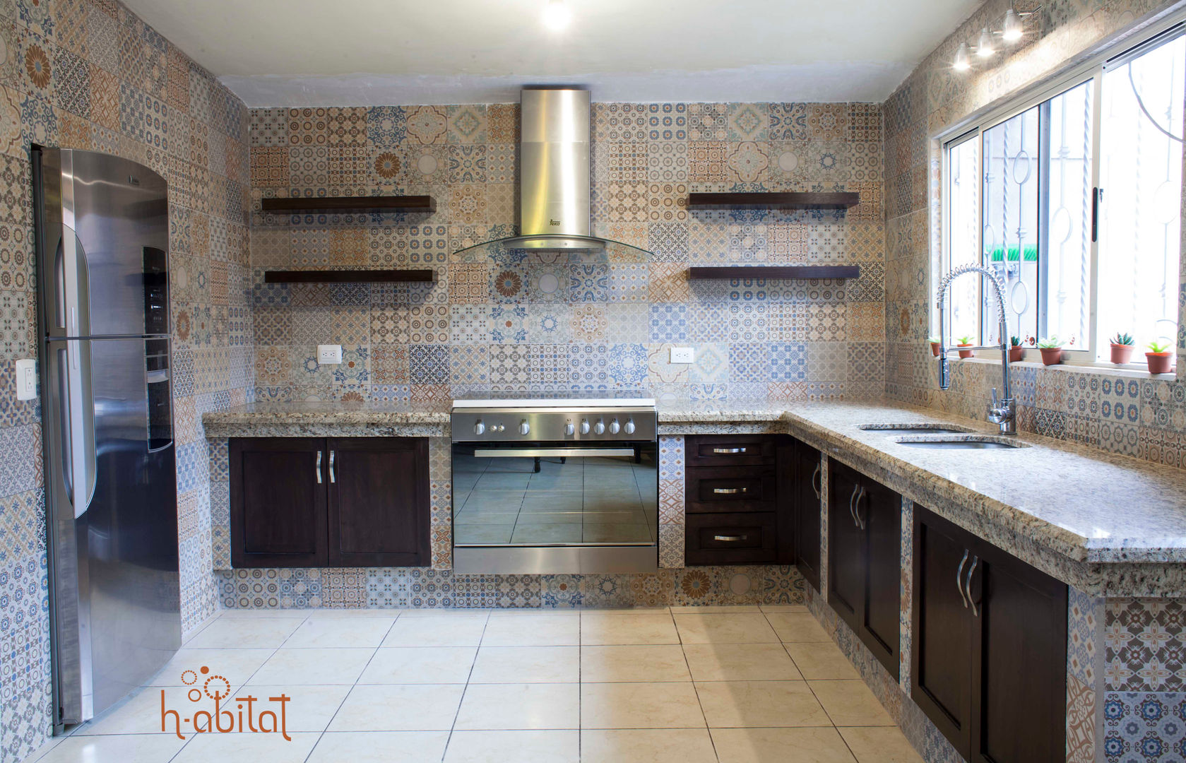 Cocina Moderna con azulejo Vintage, H-abitat Diseño & Interiores H-abitat Diseño & Interiores Cozinhas ecléticas Azulejo