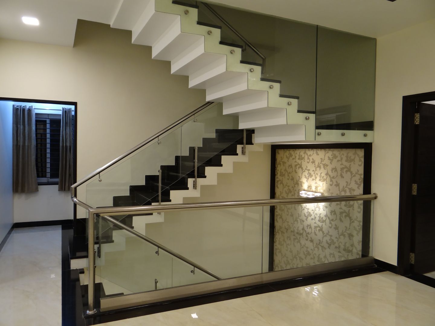 Stairwell homify Modern corridor, hallway & stairs