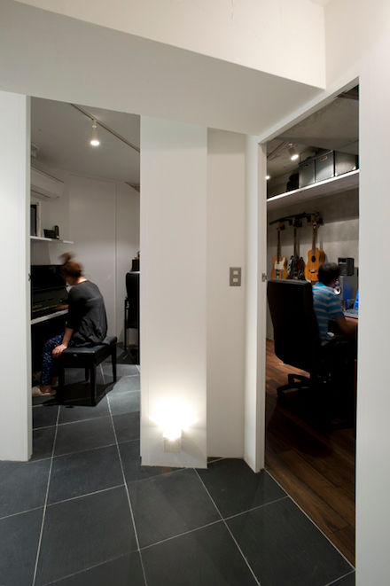 RESONANCE -５８m²に、二つの音楽スタジオが, 株式会社ブルースタジオ 株式会社ブルースタジオ Phòng học/văn phòng phong cách hiện đại