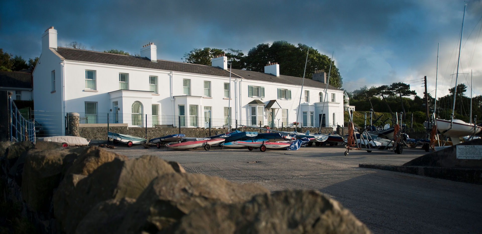 New dwelling added to row of fisherman's cottages, Des Ewing Residential Architects Des Ewing Residential Architects 미니멀리스트 주택