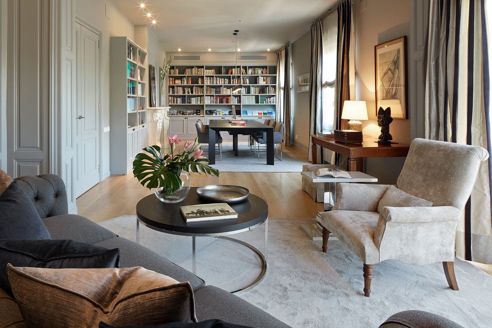 sala de estar - biblioteca Molins Design Salas de estilo clásico