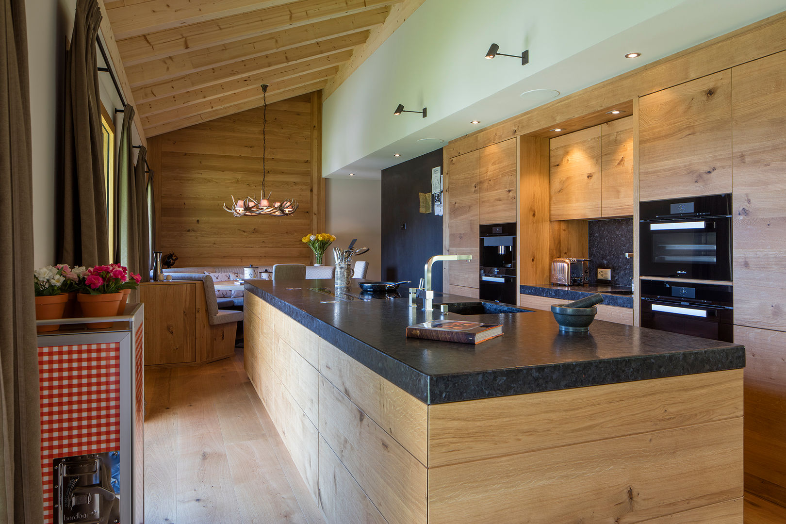 Modern trifft gemütlich: Chalet in den Schweizer Alpen, BAUR WohnFaszination GmbH BAUR WohnFaszination GmbH Cocinas modernas Madera Acabado en madera