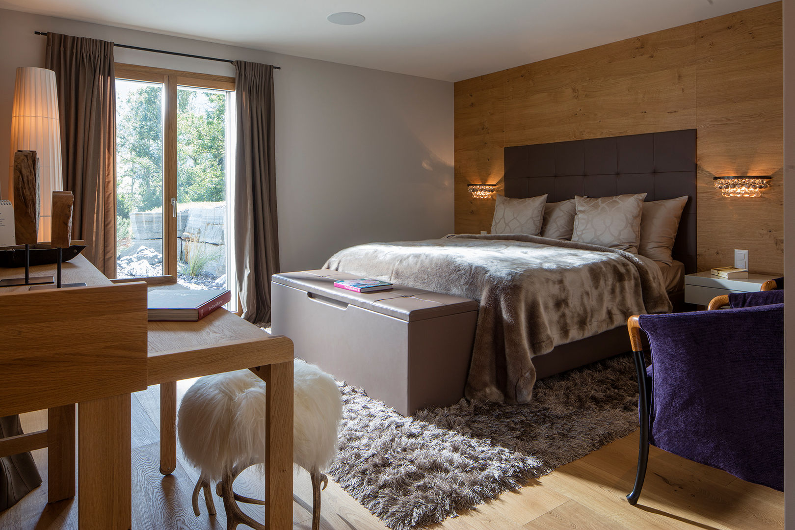 Modern trifft gemütlich: Chalet in den Schweizer Alpen, BAUR WohnFaszination GmbH BAUR WohnFaszination GmbH Modern style bedroom Wood Wood effect