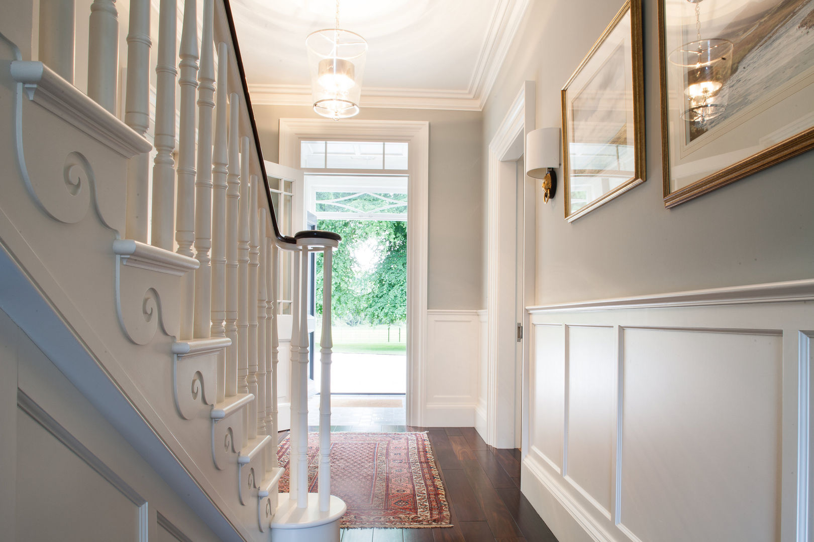 The mass of this restored country home is broken up by a series of linked volumes minimising its impact, Des Ewing Residential Architects Des Ewing Residential Architects Country style corridor, hallway & stairs
