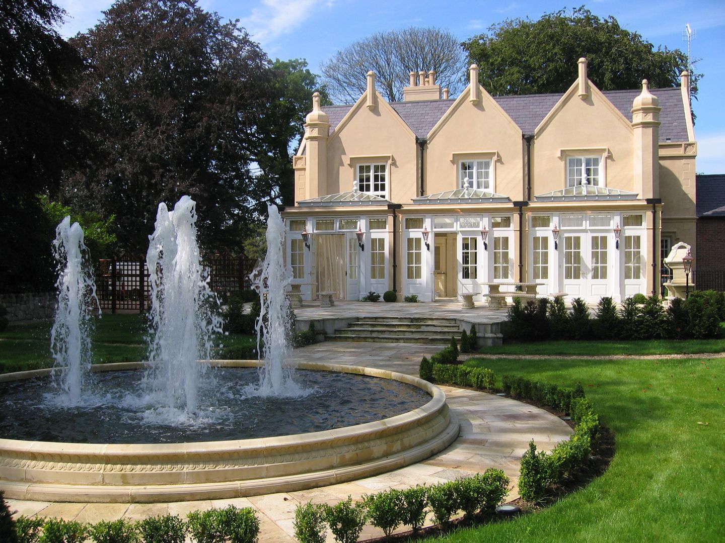 Private gothic mansion fully restored with new garden room to terrace, brick built courtyard and grand entrance gates, Des Ewing Residential Architects Des Ewing Residential Architects Casas campestres