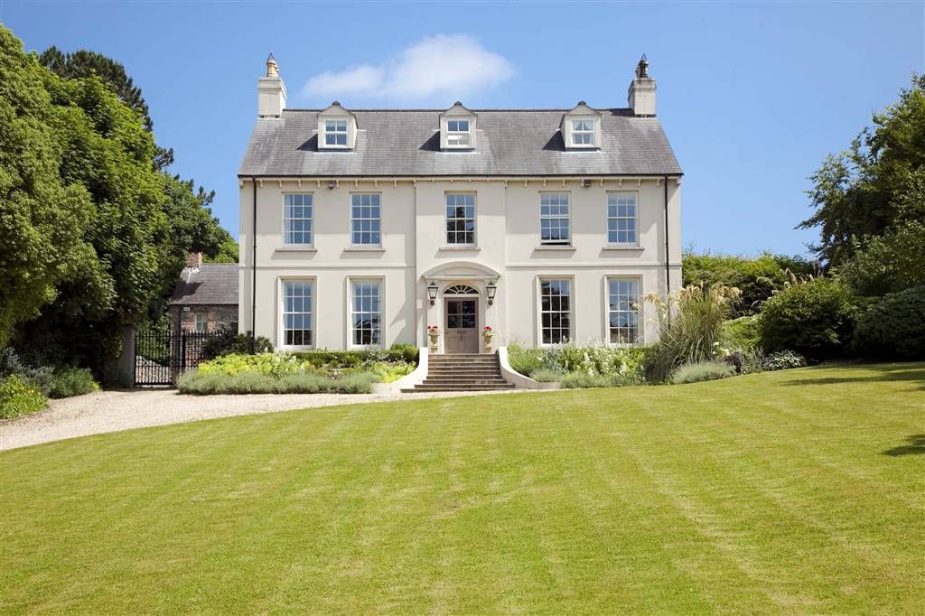 Classical Neo-Georgian country house with stone coach house, courtyard and tennis court, Des Ewing Residential Architects Des Ewing Residential Architects Klasik Evler