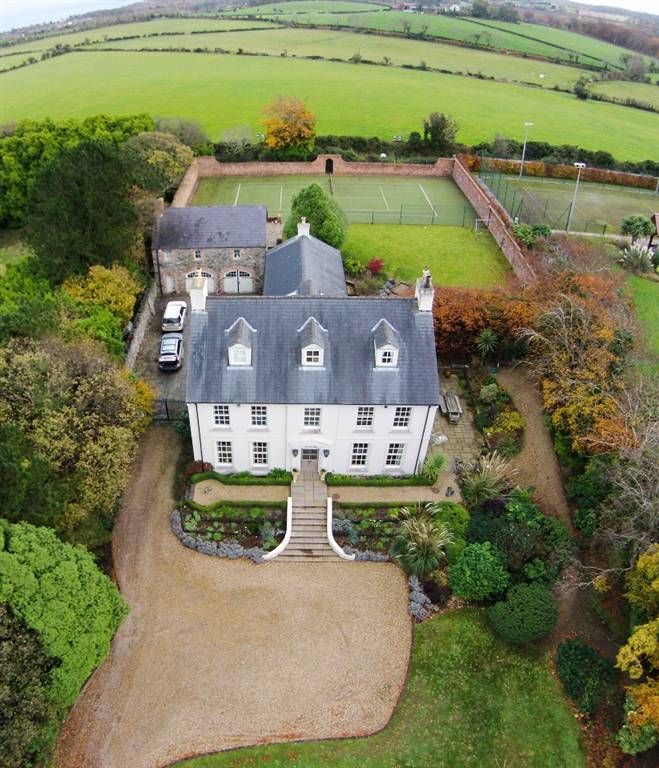 Classical Neo-Georgian country house with stone coach house, courtyard and tennis court, Des Ewing Residential Architects Des Ewing Residential Architects Klasik Evler