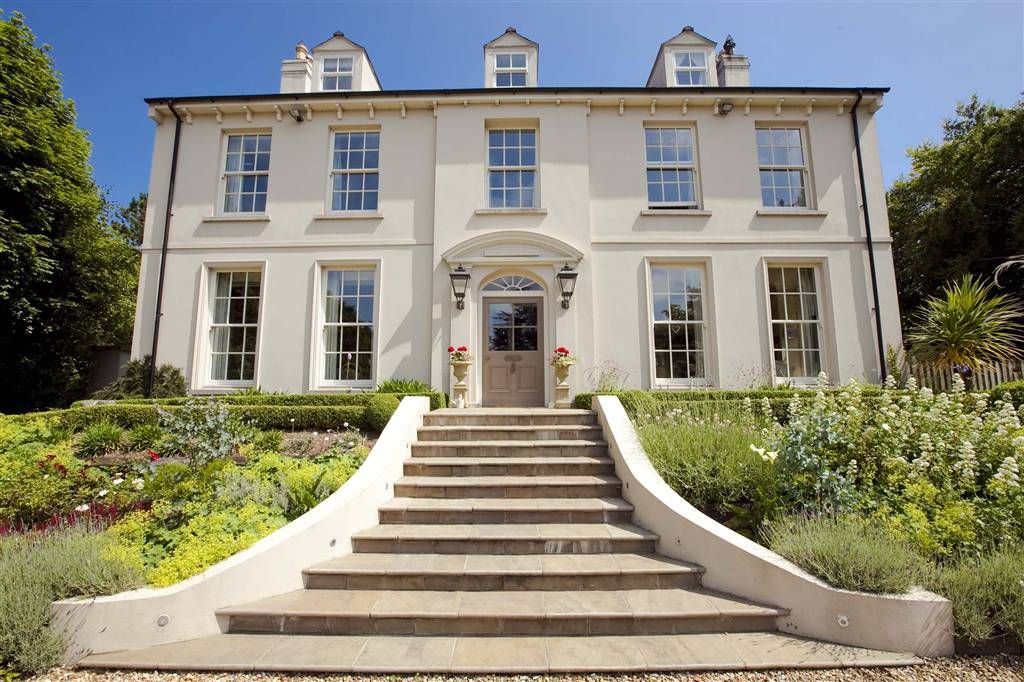 Classical Neo-Georgian country house with stone coach house, courtyard and tennis court, Des Ewing Residential Architects Des Ewing Residential Architects منازل