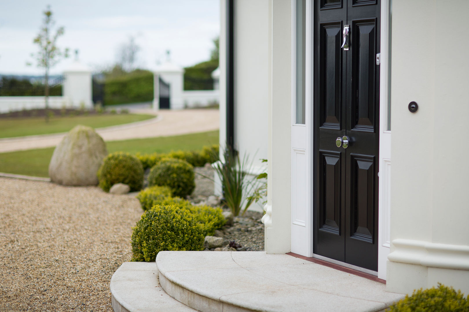 Set on a peninsula this home enjoys lake views to front and back as well as to new lake and walled garden adjacent to house, Des Ewing Residential Architects Des Ewing Residential Architects Classic style windows & doors