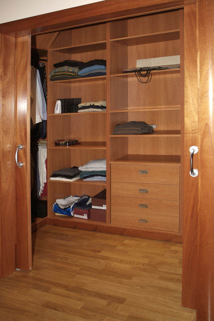 CASA GARRIGUES, RIBA MASSANELL S.L. RIBA MASSANELL S.L. Closets de estilo mediterráneo Madera Acabado en madera