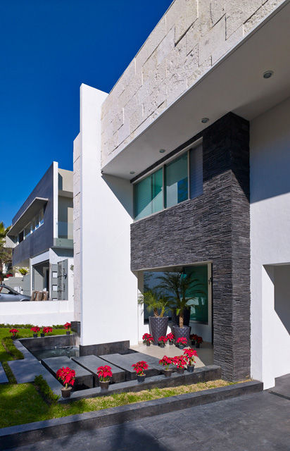 FACHADA Excelencia en Diseño Casas de estilo moderno Piedra