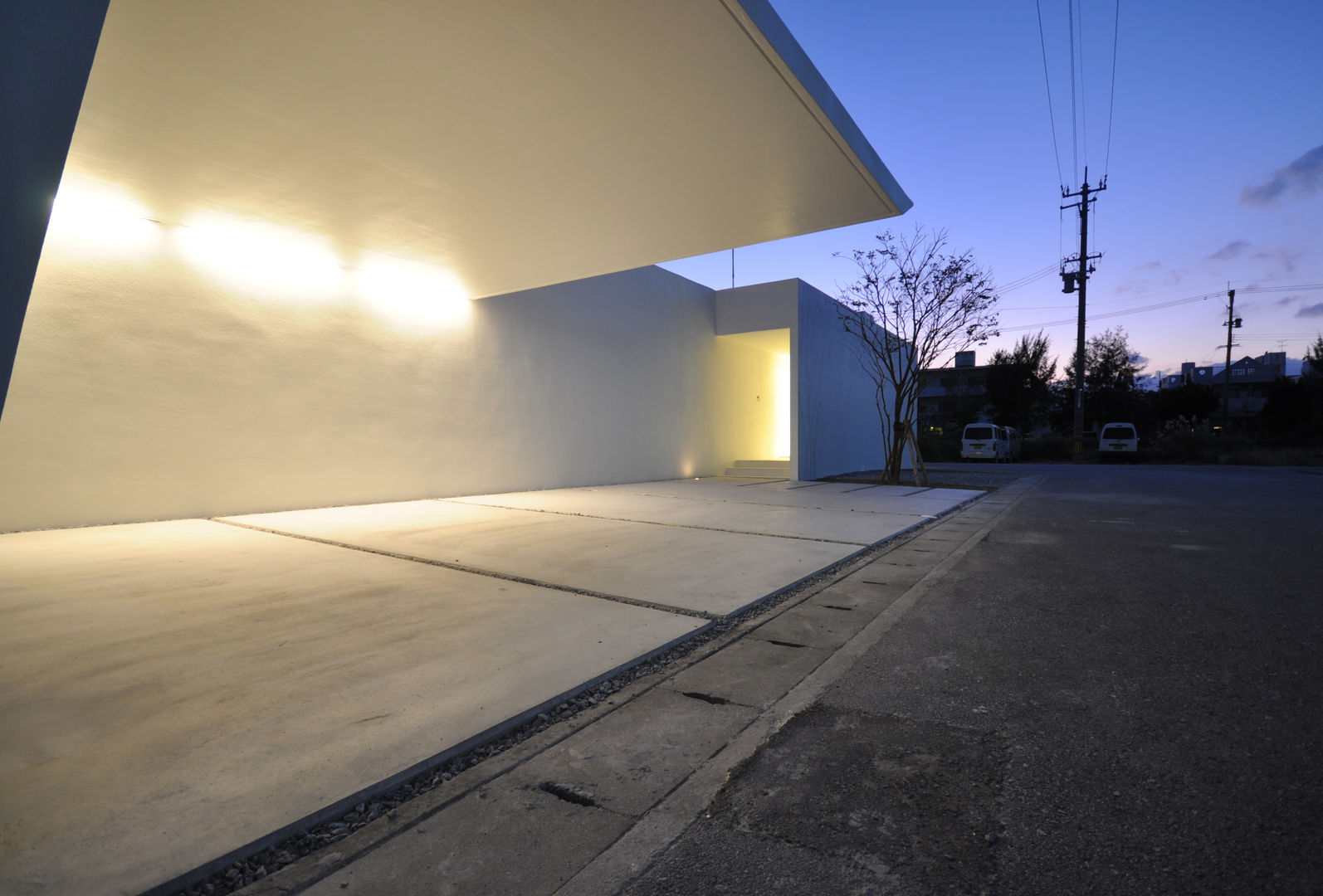 YMSR-HOUSE, 門一級建築士事務所 門一級建築士事務所 Garajes modernos Concreto reforzado Blanco