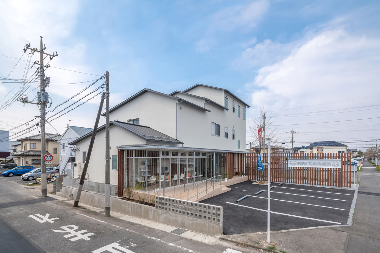 前橋の住宅と動物病院, 水石浩太建築設計室／ MIZUISHI Architect Atelier 水石浩太建築設計室／ MIZUISHI Architect Atelier Modern houses