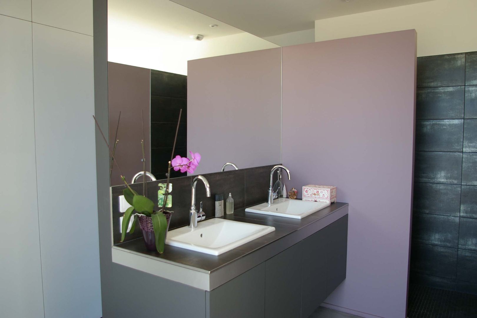 MAISON 123, FORT & SALIER FORT & SALIER Salle de bain moderne Miroir,Robinet,Évier,Propriété,Appareil de plomberie,Lavabo,Plante,Immeuble,Mauve,Salle de bain