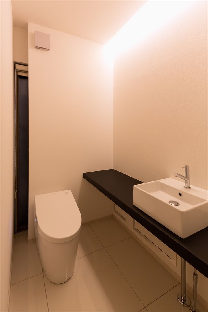 GOEN MUSUBIの家, LITTLE NEST WORKS LITTLE NEST WORKS Modern style bathrooms Tiles