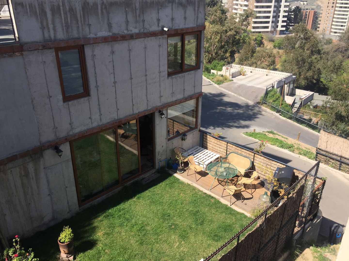 Pequeño jardín con terraza mirador homify Jardines de estilo minimalista Madera Acabado en madera deck,madera,vista,hormigon