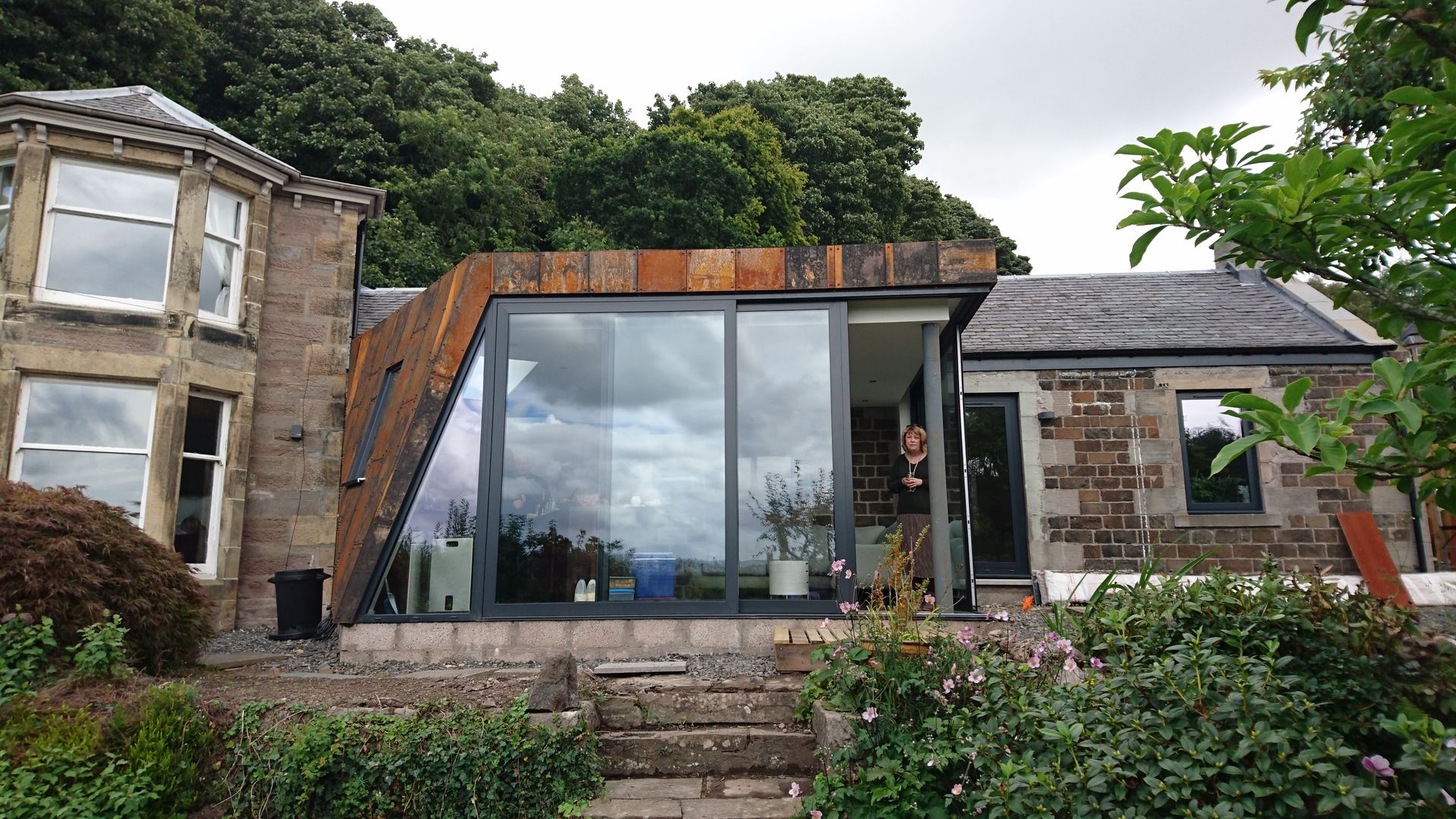 Large sliding doors allow the corner to fold away creating a stronger connection between inside and out. Woodside Parker Kirk Architects Casas estilo moderno: ideas, arquitectura e imágenes Hierro/Acero Glass sliding doors,Corten steel cladding,extension,old meets new,Garden,Extension