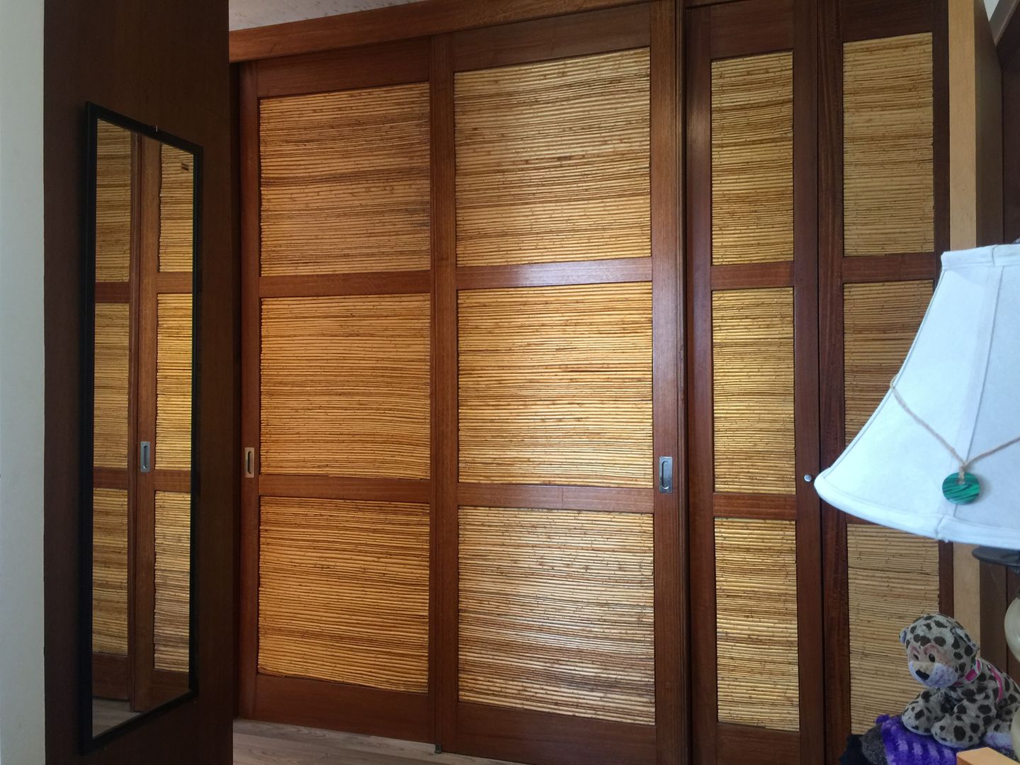 Cloet de madera y bambu homify Walk in closets de estilo rústico Bambú Verde