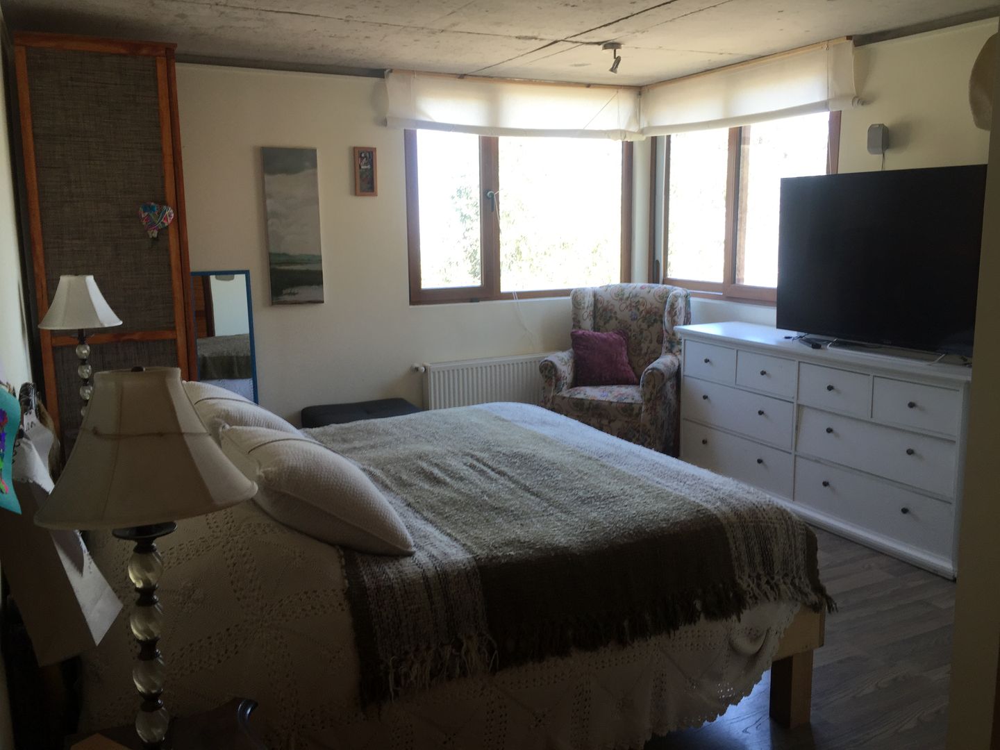 Dormitorio para relajarse en colores beige homify Dormitorios de estilo ecléctico Compuestos de madera y plástico Chiloé,relajante,cama sencilla