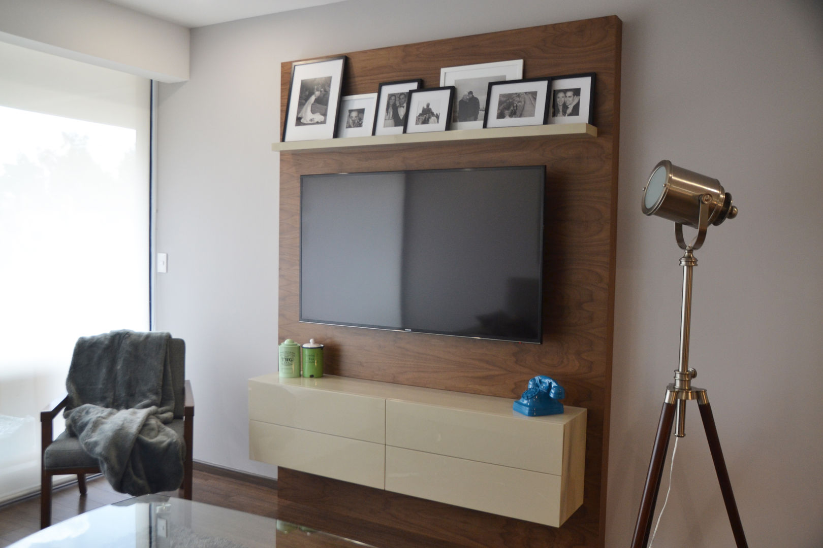 Mueble de TV en nogal y laca. homify Salas / recibidores Madera Acabado en madera Muebles para televisión y equipos