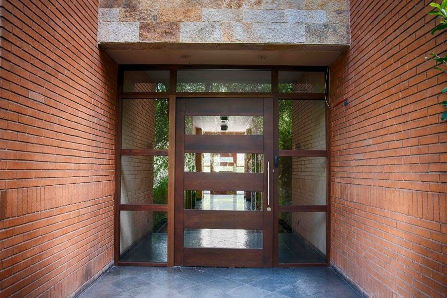 Puerta de acceso Condominio Parque Praguer, Lo Barnechea, Santiago Ignisterra S.A. Puertas y ventanas de estilo moderno Madera Acabado en madera