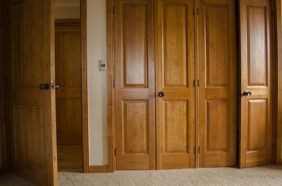 PUERTAS DE MADERA DE LENGA, Ignisterra S.A. Ignisterra S.A. Finestre & Porte in stile classico Legno Effetto legno